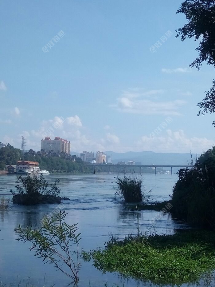 钓点右边是景洪市澜沧江大桥 钓点右边是景洪市澜沧江大桥