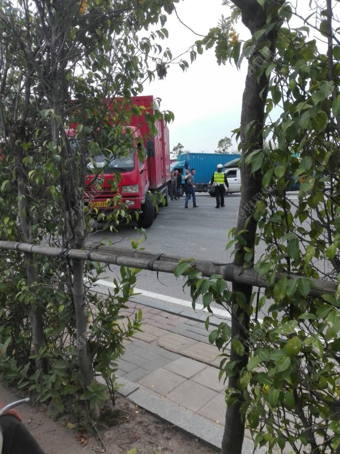 罪灰祸手还让交警叔叔组织人员推车