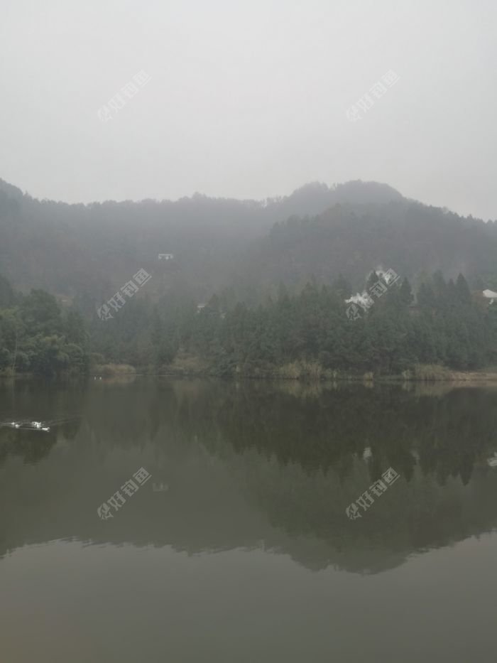 山顶的雾还没散