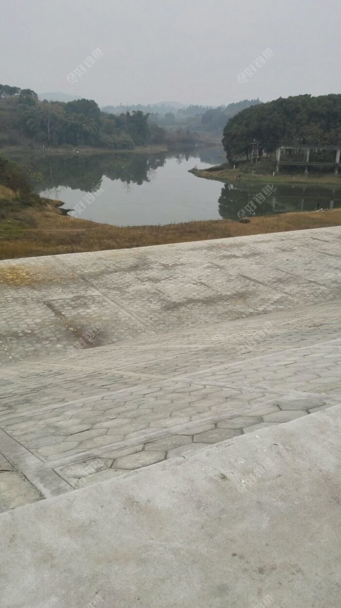 修大坝时水位放得很低，还没开始储水
