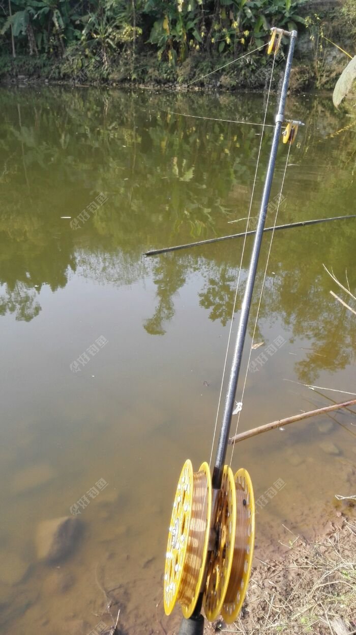 主线上绑的塑料袋是记号，每次转到那里就是钓点，所以精准度很好。