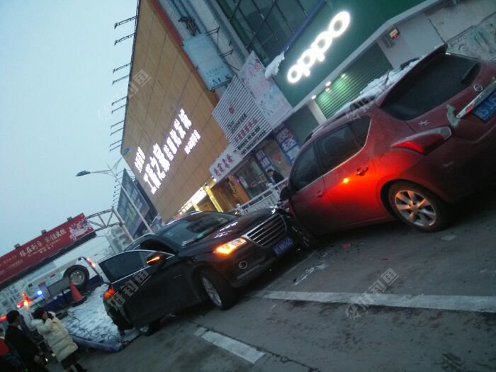 路面太滑两个小车亲在一起。