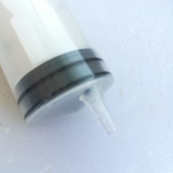 注射器，我要把注射嘴先用刀片切下来