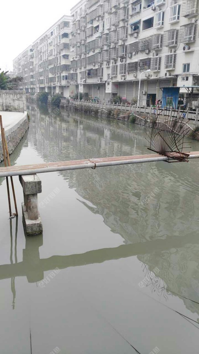 万润汽修厂旁边