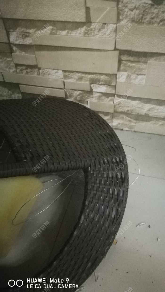 看见楼下停车库里有两张藤条凳子坏了,那个藤条都散出来了,心里机灵一动,