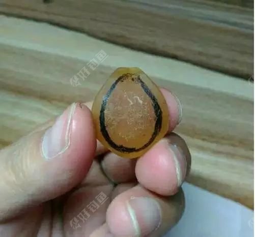 2、两三天后,捞出来,把油擦干,油笔画出水滴的造型。