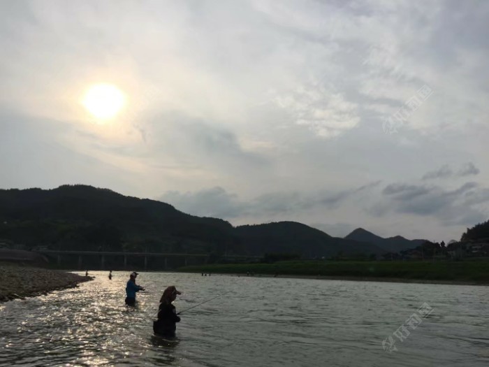 你问我什么叫幸福，我或许回答不上来，但此时此刻的我，觉得自己很幸福，幸福是一种感受，就像盲人看到了世界，饥饿得到了面包，而我们钓鱼人坐到水边就是一种幸福。