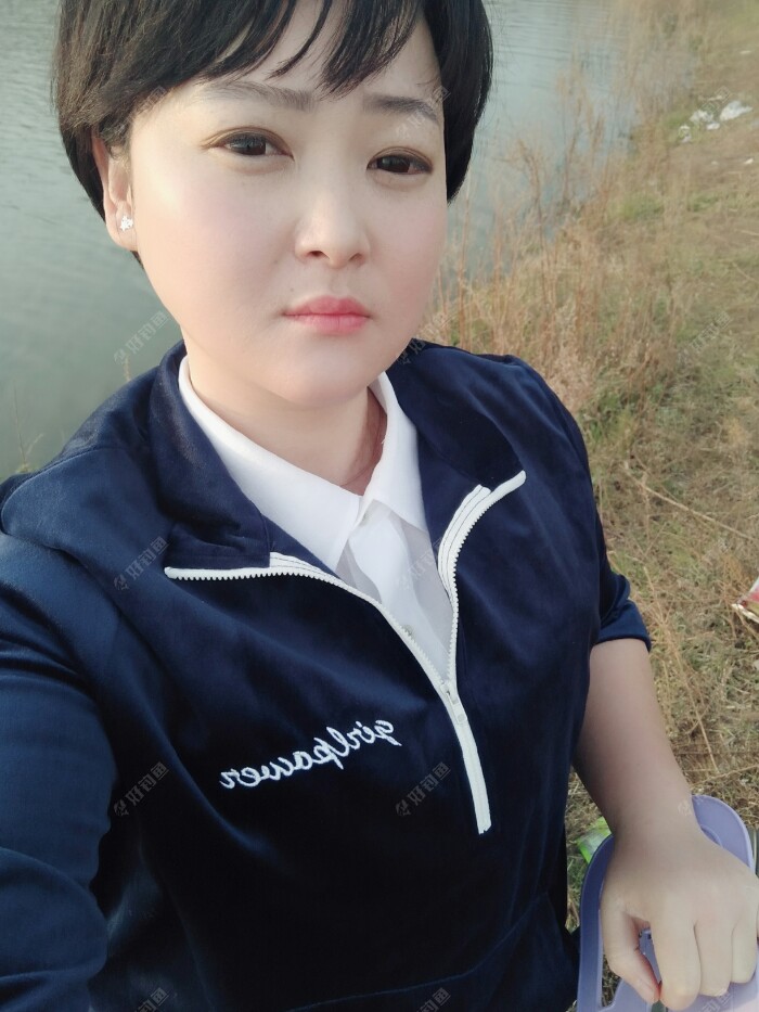 今天正式的来钓?，别看阳光微微，其实还挺刺眼的。我的钓伞没有豁口，风大了有时候，有点阻挡我新水小白抛竿，下次准备顶帽子，就更利索了。