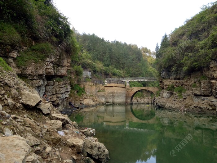 今天我们出发很早,五点钟出发,到这里已经六点半了,没想到还是有两位钓友早早就到了。最远点那个就是我老铁了。
下杆时间,差不多是七点多点。