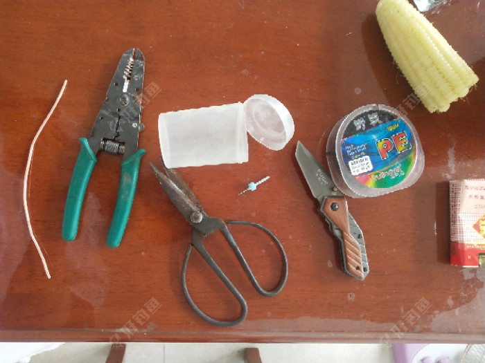 瓶子是装棉签的，先把瓶盖剪掉。然后对角钻孔