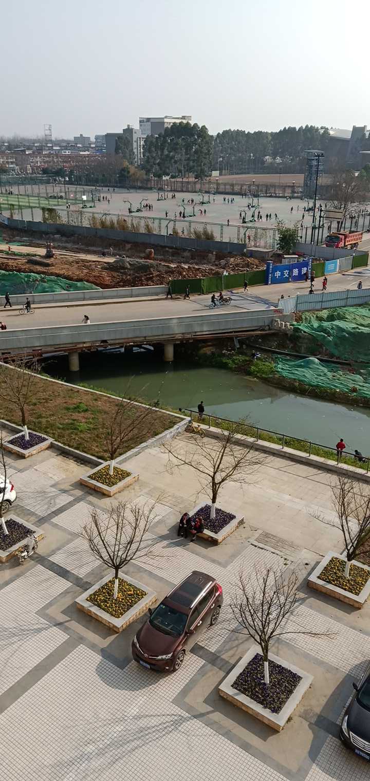 成都大学8教学楼前十陵河