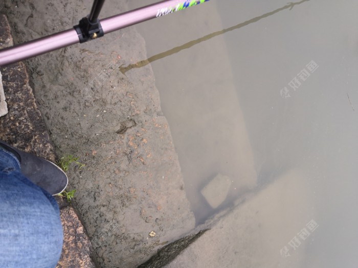 水位最低时，是在下面的那块小砖头下面的那个台阶