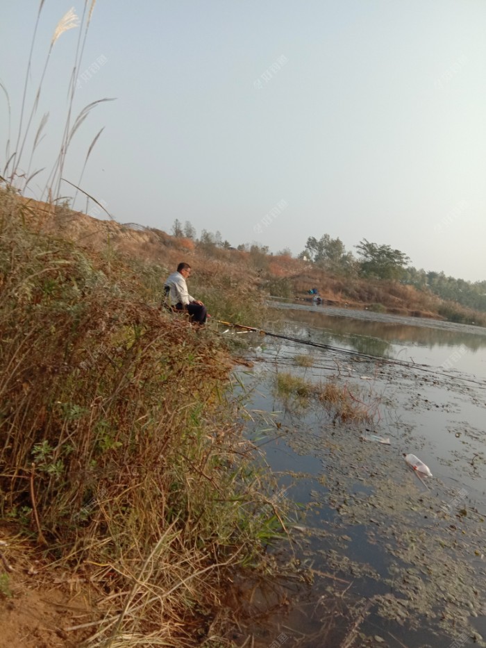 左边钓友五点半就到了河边，
