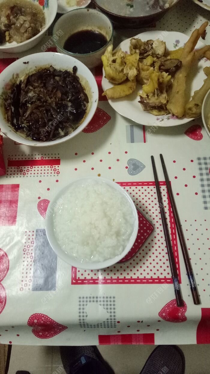 早上5:30就起来了,发现父亲已经在煮粥.一番洗刷完后开始吃早点.