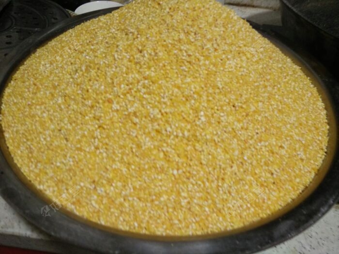 炒好的满满一盆玉米糁冷凉待用.