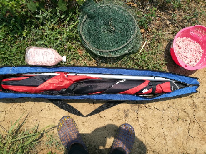 晒死了、晒死了，赶紧把伞撑起来
