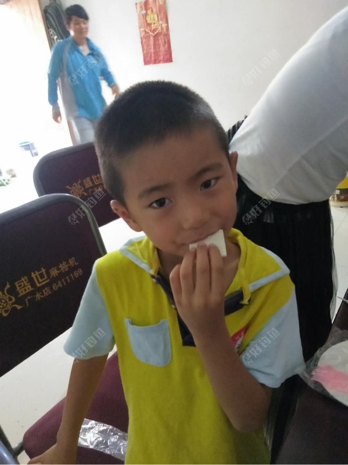 从厨房出来满头大汗的我看到了桌子上诱惑着我的蛋糕? 原来今天是我外甥女的生日 
