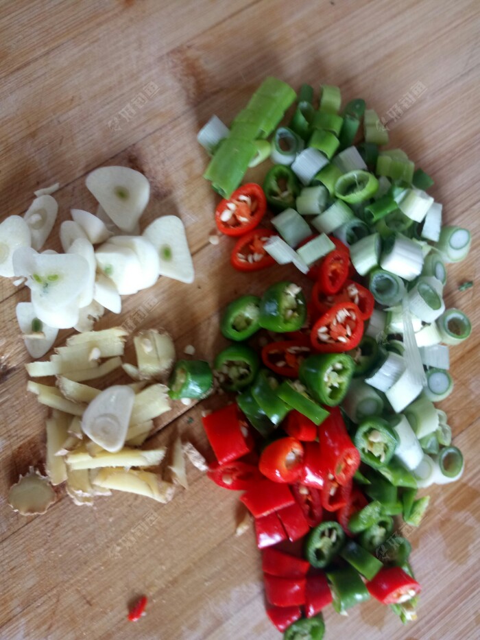 葱姜蒜辣椒准备好,自己又当大厨又打下手,忙的不亦乐乎,都是为了这