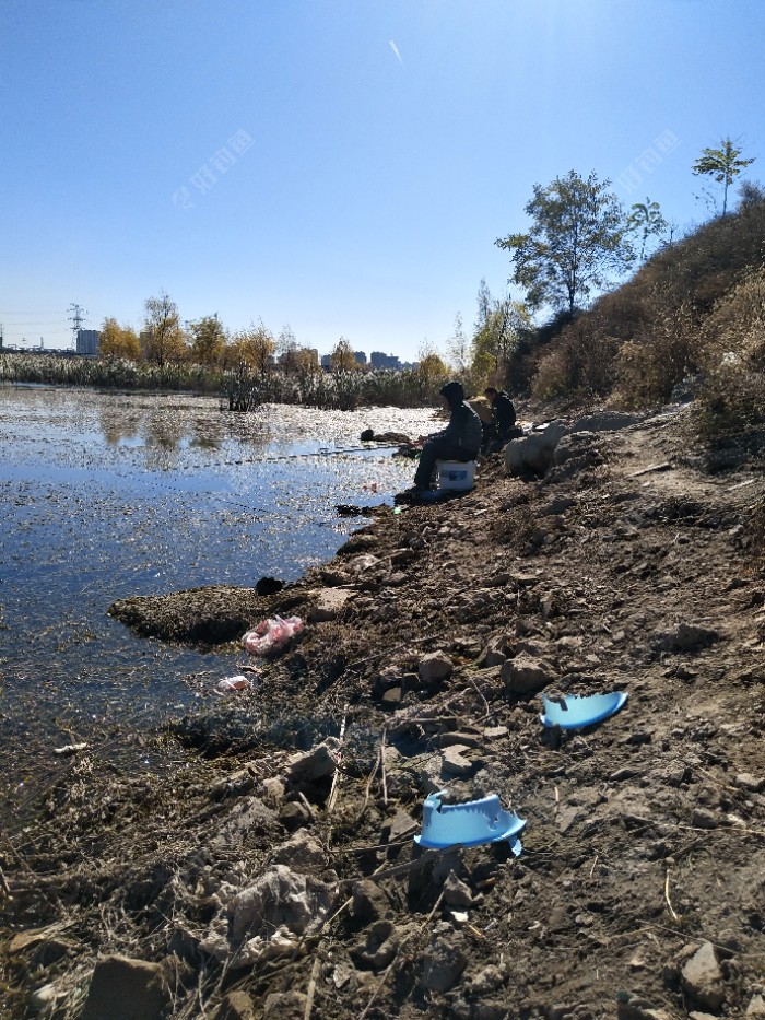 九牛钓点退水后乱石横生,有点脏,水草多,右首2个人一上午上了一条?