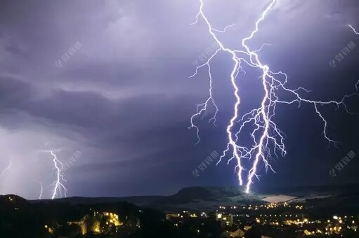 刮大风下大雨打雷