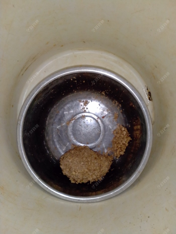 在钓友那里拿的花生饼打窝 好香 刚榨油出炉的 很新鲜